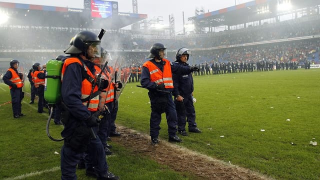 Polizei im St. Jakob-Stadion