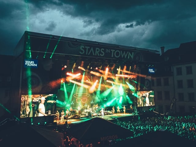 Hauptbühne am Stars in Town bei Nacht