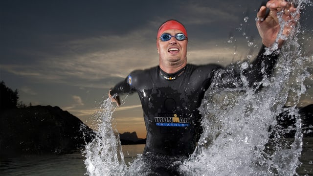 Ein Triathlet stürmt mit verzücktem Gesichtsausdruck aus dem Wasser.