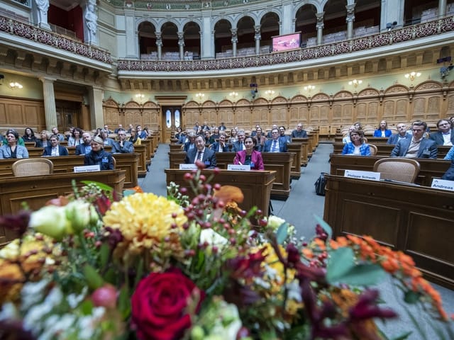 Blumen zum Vorschuss. Ernst gilt es für die neuen Parlamentarier am 2. Dezember.