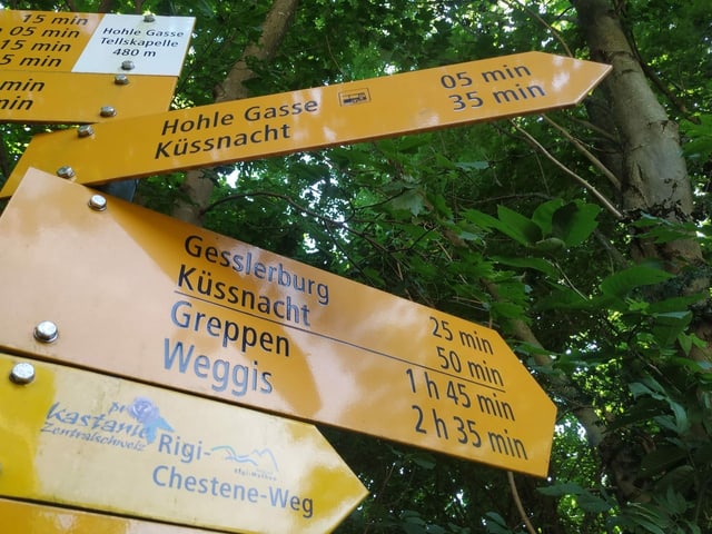 Wanderwegschilder bei der Hohlen Gasse.