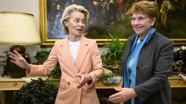 Ursula von der Leyen und Viola Amherd am Rande zeigen sich gegenseitig die Richtung vor.