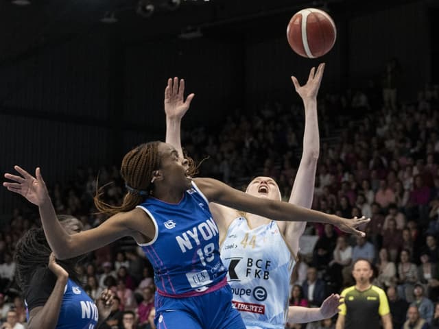 Zwei Basketballerinnen