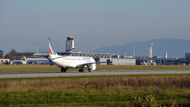 Flugzeug auf der Landeband im Hintergrund Tower 