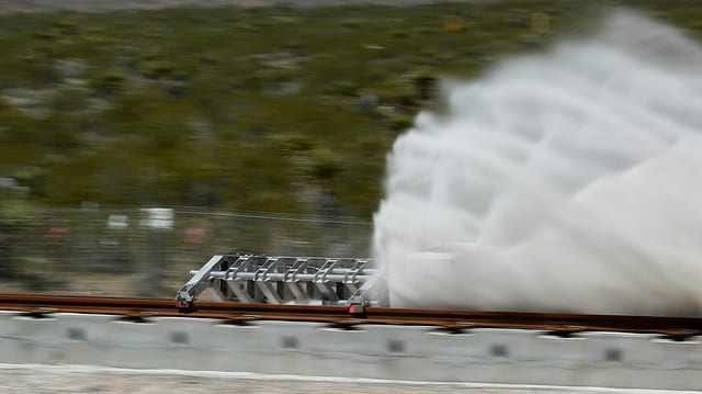 Eine unbemannte Kapsel rast auf Geleise durch die Wüste von Nevada. 