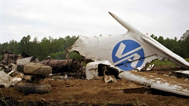 Das Wrack eines Flugzeugs in einem Feld.