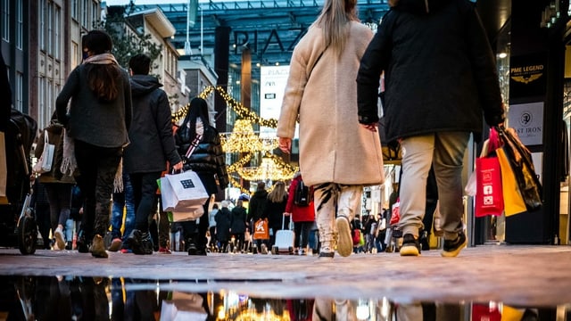 Despite all the warnings, (too) many Dutch went Christmas shopping.