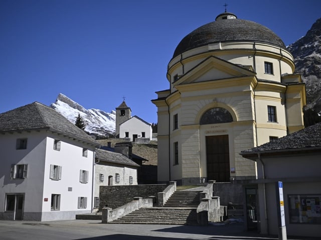 Blick auf die Kirche und eine kleinere Kapelle in San Bernardino Dorf.