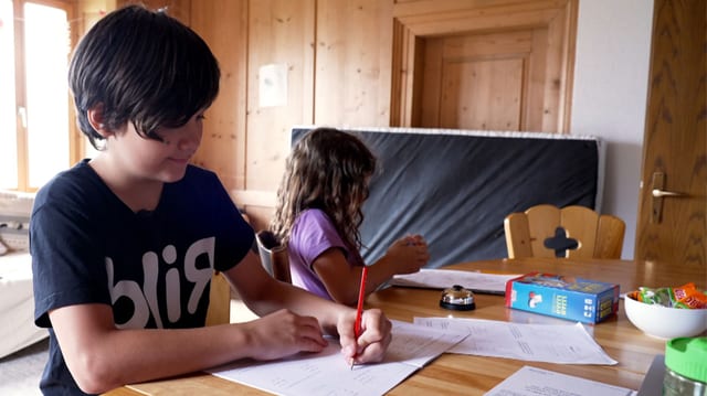 Noah und Sarina bei den Hausaufgaben