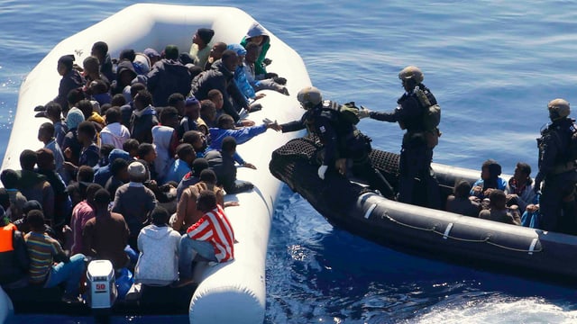 Ein Boot der EU-Mission «Sophia» bei der Rettung eines überladenen Flüchtlingsboots.