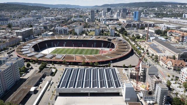 Totale auf eine Solarstromanlage in der Stadt zürich.