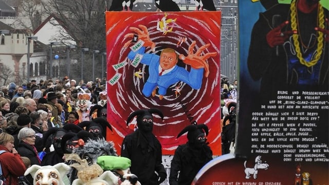 Am Cortège ziehen die Laternenträgerinnen und -träger die meterhohe Laterne ...