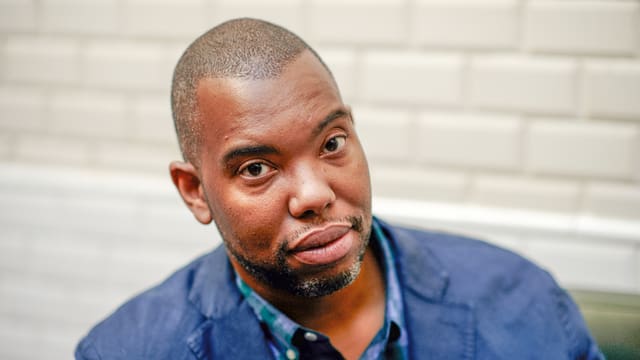 Ta-Nehisi Coates, Porträtbild nah, er trägt ein blaues Jacket.