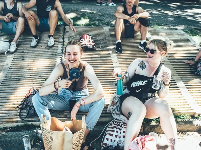 Festivalbesucherinnen am Gurtenfestival