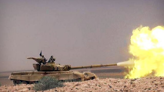 Kämpfer des Islamischen Staats feuern bei Palmyra aus einem Panzer. 