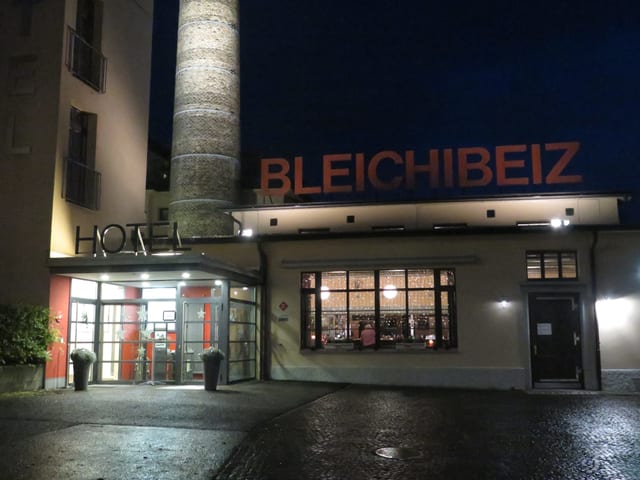 Fabrikeingang mit Aufschriften "Hotel" und "Bleichibeiz"