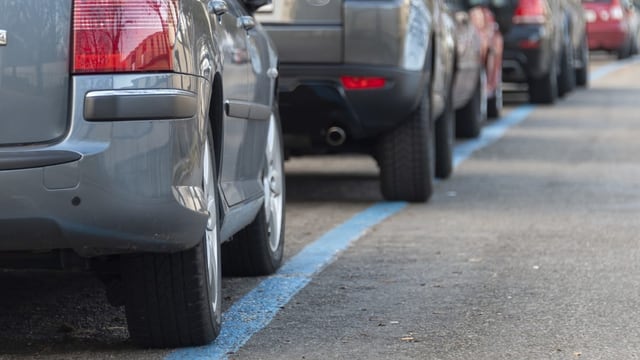 Autos stehen auf Parkplätzen in der blauen Zone.