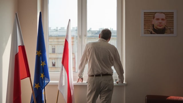 Andrei Sannikov blickt im Dokfilm aus dem Fenster