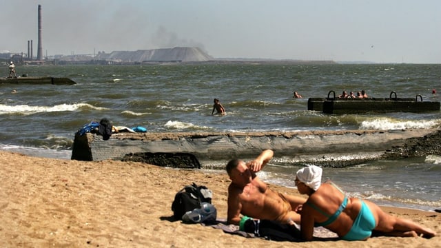 Leute am Strand von Mariupol. 