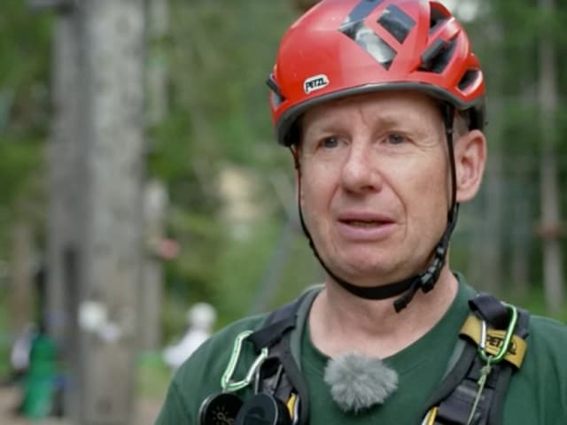 Walter Simeon mit Kletterhelm im Wald.