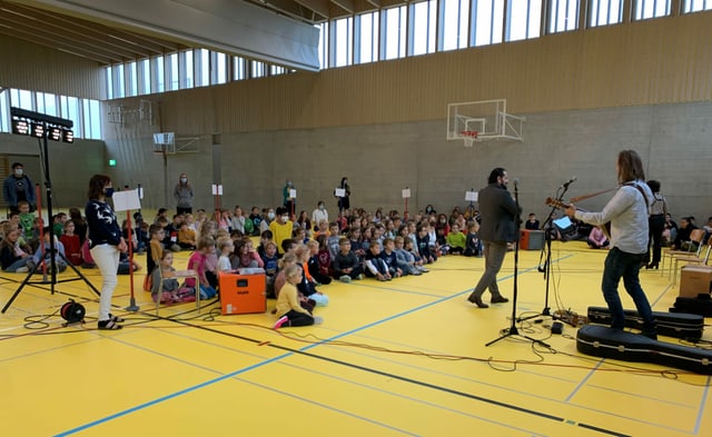 Kleine Band spielt in Turnhalle vor Kindern