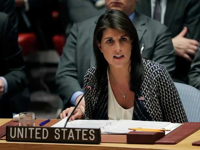 Nikki Haley spricht ins Mikrophon. 