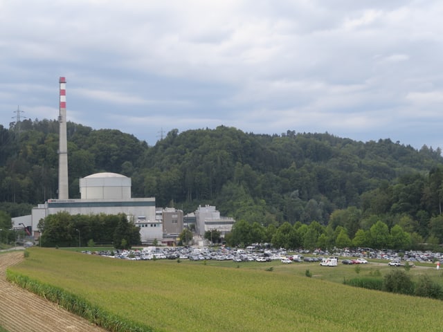 Blick auf den Parkplatz und das KKW Mühleberg