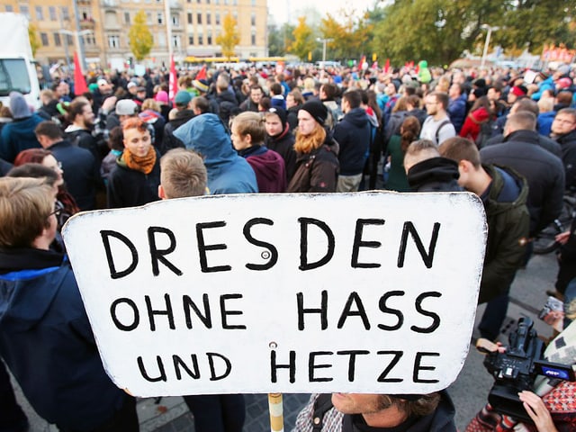 Gegendemonstranten in Dresden mit einem Plakat «Dresden ohne Hass und Hetze»