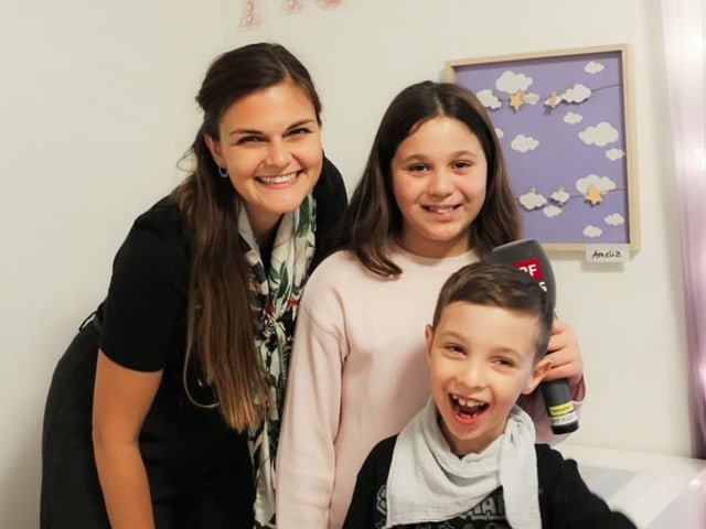 SRF Kids Moderatorin Angela lernt bei ihrem Besuch die beiden Geschwister Amelia und Eris kennen.