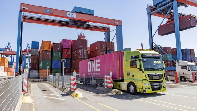 Ein Terminal im Hamburger Hafen mit Kran – untendran ein LKW.