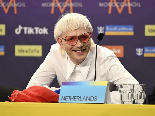 Sänger Joost Klein an Pressekonferenz in die Kamera