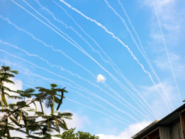 Rauchstreifen von Raketen am Himmel.