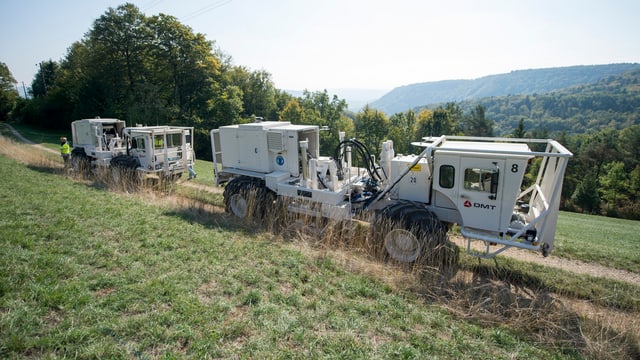 Vibrationsfahrzeuge für 3D-seismische Messungen auf einer Feldstrasse im Gebiet Zürich Nordost