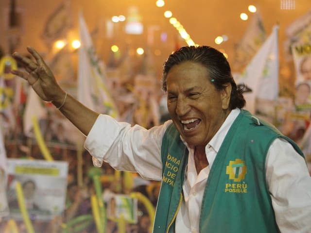 Alejandro Toledo jubelt der Menge zu.