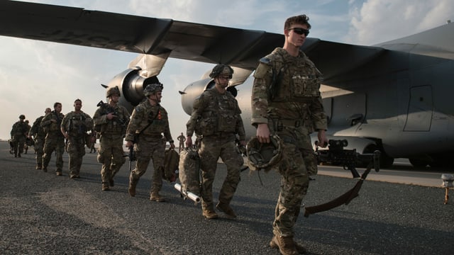 Soldaten vor Flugzeug.