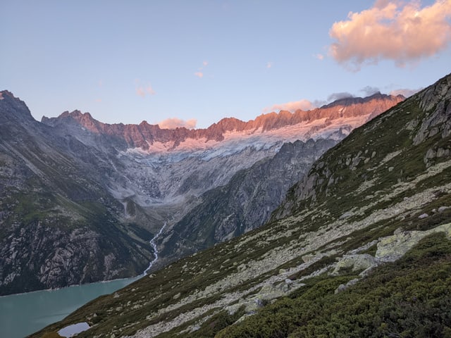 Gletscher am Horizont im Abendrot oberhalb Bergsee