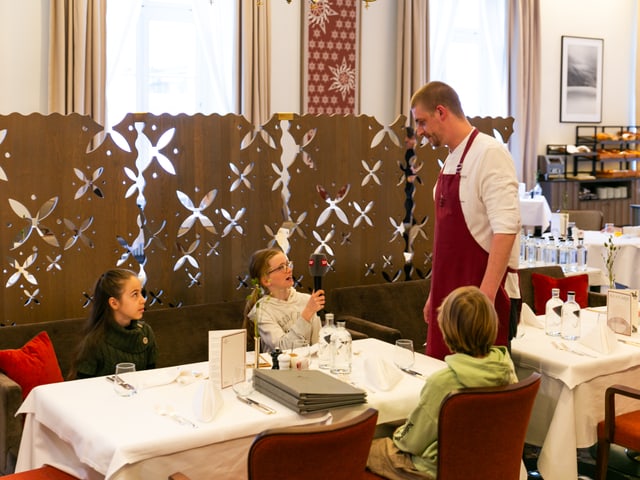 Die Kinder befragen Küchenchef Jonas