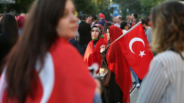 Frauen mit Türkei-Fahnen.