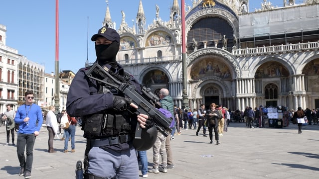 Vermummter Polizist mit Sturmgewehr