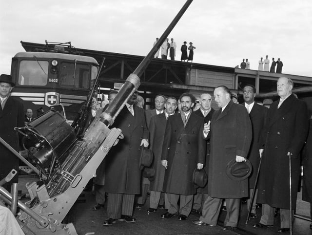 Emil Georg Bührle (ganz rechts) zeigt Haile Selassie I. 1954 eine Oerlikon 20-Milimeter Fliegerabwehrkanone.