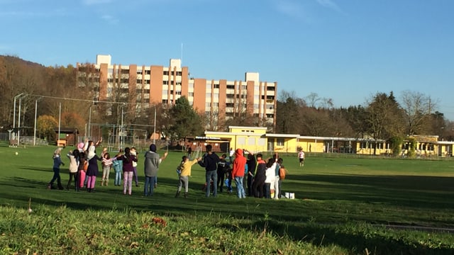 Spielen im Freien: Aufnahmeklasse für unbegleitete, minderjährige Asylsuchende in Embrach.