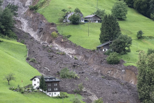 Schlammmassen neben einem Haus