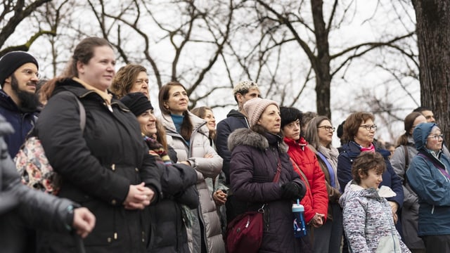 Eine Gruppe von Menschen steht zusammen.