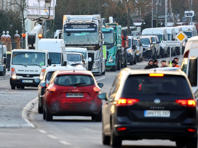 Fahrzeuge stehen Schlage wegen der Proteste der Bauern und Spediteure.