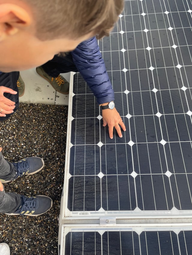 Das Sonnenlicht besteht aus winzigen Lichtteilchen. Wenn ein solches aufs Solarmodul trifft, gibt es seine Energie ab.