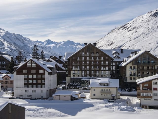 Verschneite Häuser in Andermatt. 