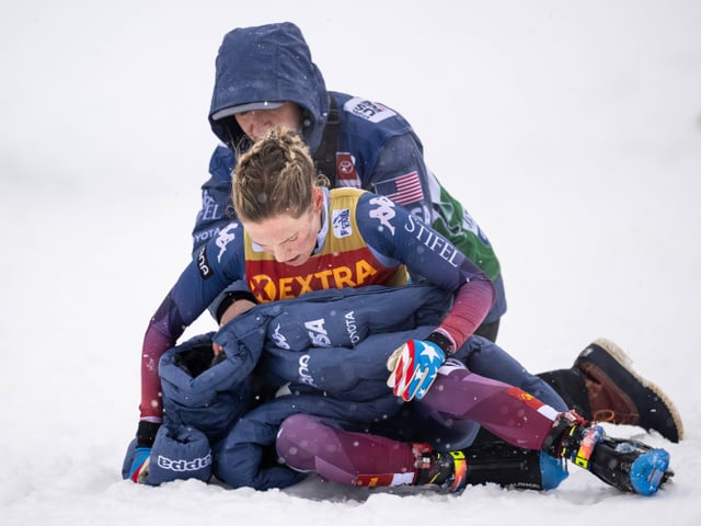 Jessie Diggins hängt im Ziel in den Seilen 