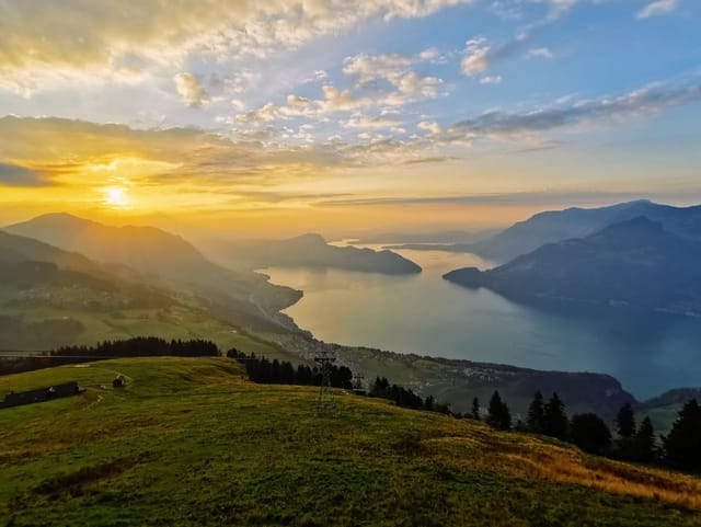 Sonnenuntergang über See mit Bergen