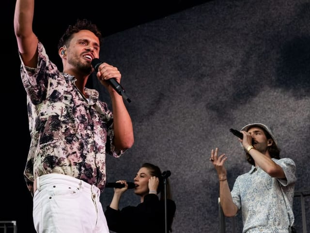 Lo und Leduc performen auf der Hauptbühne am Gurtenfestival. Im Hintergrund ist eine weitere Sängerin zu sehen