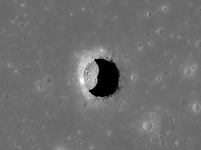 Runde Höhle auf dem Mond.